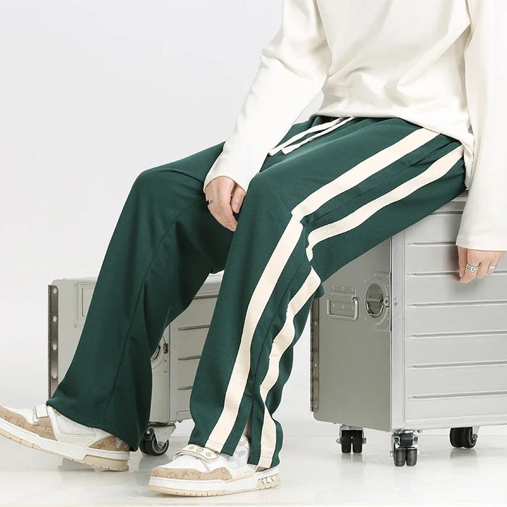 Pantaloni jogger uomo casual con righe a contrasto e coulisse. Ideali per comfort, sport e tempo libero.