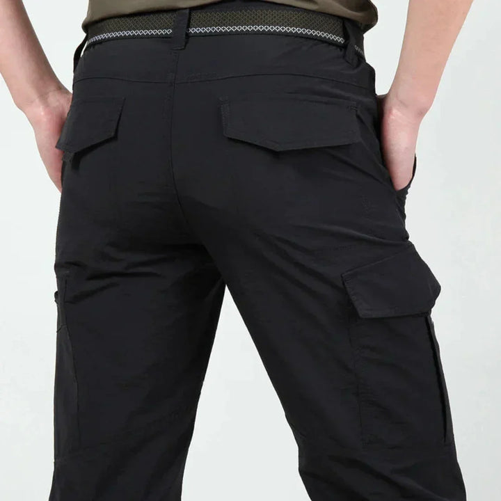 Pantaloni cargo uomo robusti disponibili in verde, nero, blu. Ideali per outdoor, lavoro e viaggio.