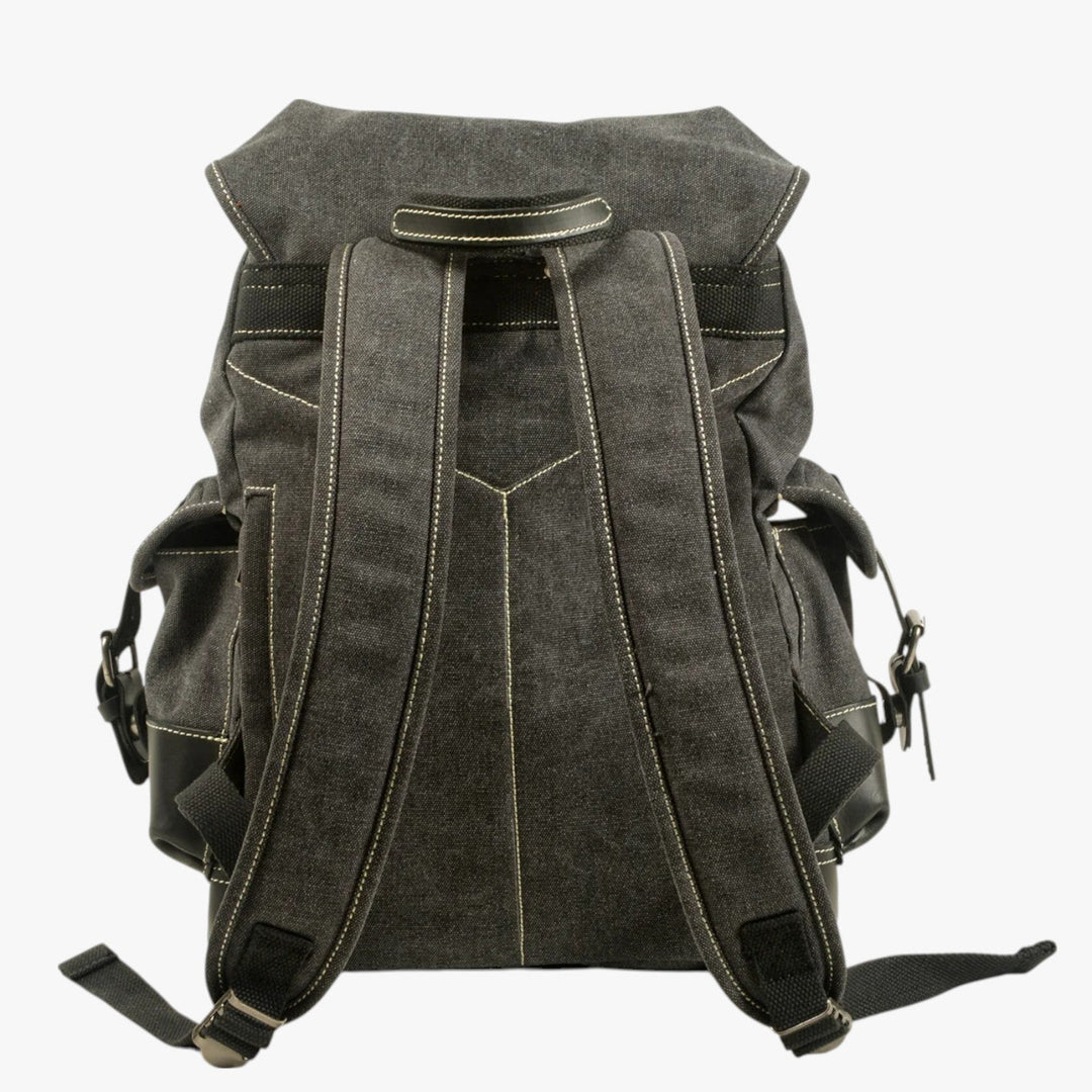 Zaino da trekking capiente per uomo, perfetto per viaggi e avventure sportive di più giorni.