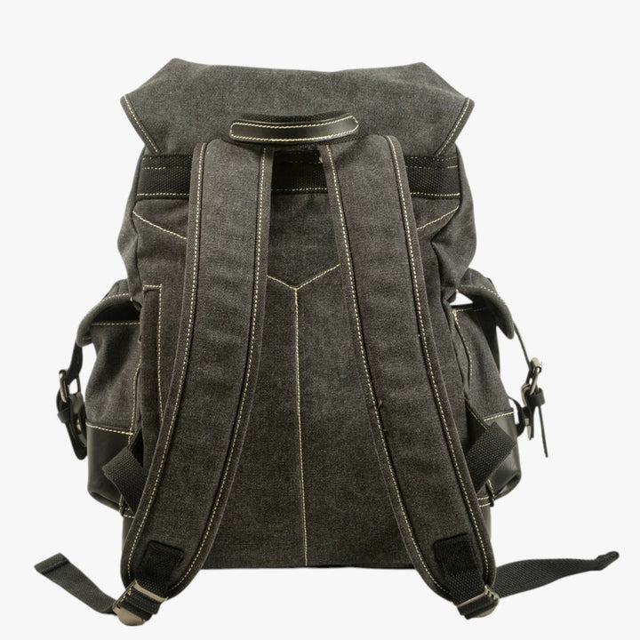 Zaino da trekking capiente per uomo, perfetto per viaggi e avventure sportive di più giorni.