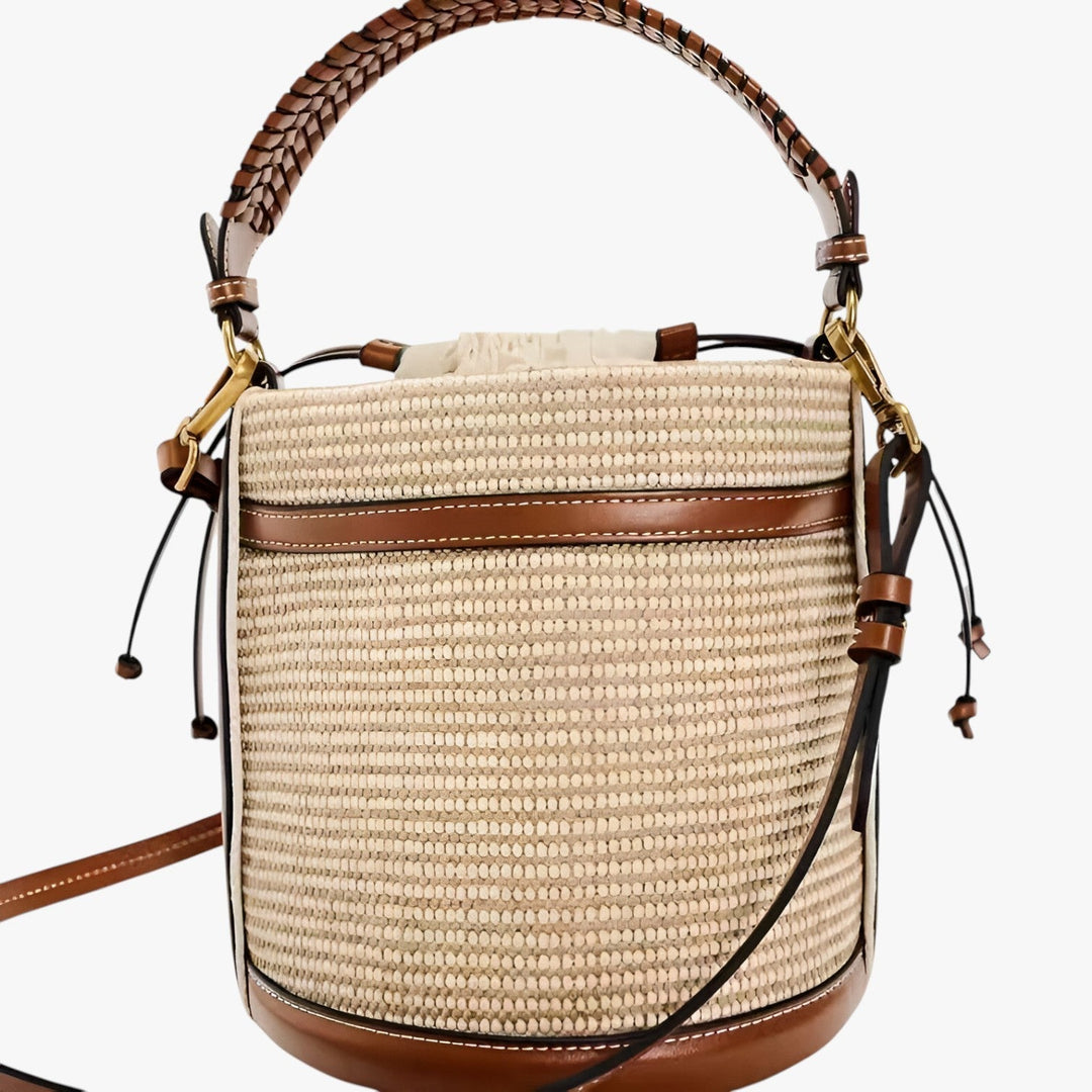 Borsa donna in paglia marrone intrecciata, versatile accessorio moda per l'estate.