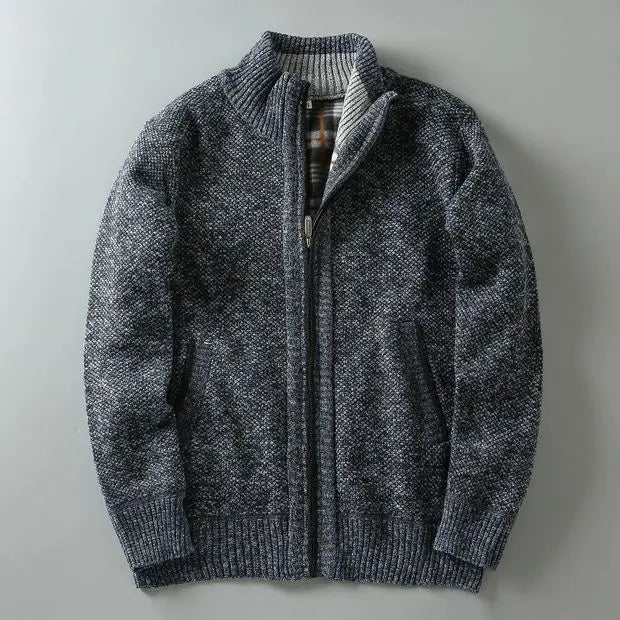 Cappotto uomo lungo invernale in tessuto caldo, chiusura a bottoni, per look eleganti.