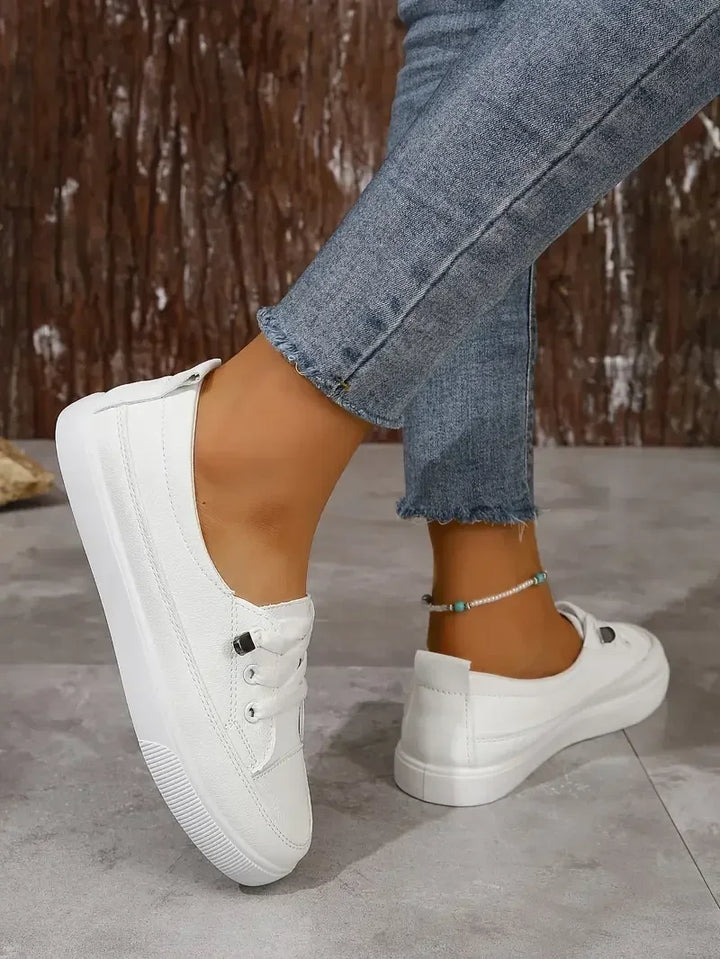 Sneakers donna bianche casual con punta tonda rinforzata e sistema di allacciatura, stile pulito e moderno.