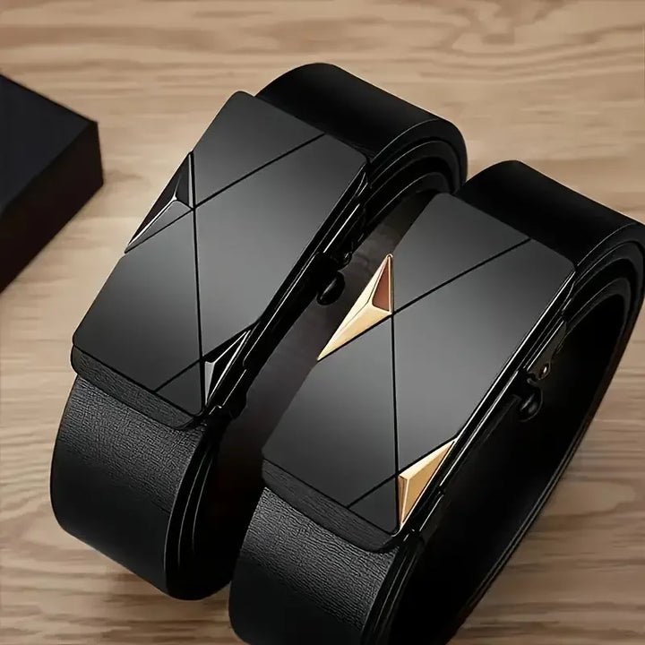 Cintura uomo in pelle nera, design moderno con fibbia automatica lucida, ideale per look eleganti e casual.