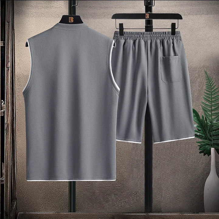 Set estivo uomo comodo: canotta e pantaloncini con coulisse. Ideale per vacanze, spiaggia o tempo libero.