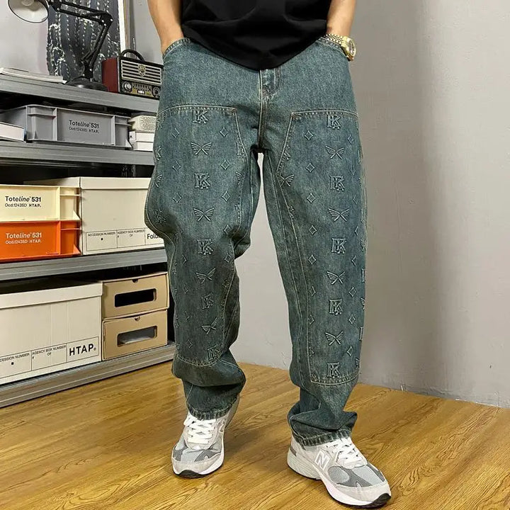 Jeans uomo loose fit blu grigio con ricami originali e vita media, ideali per comfort e stile casual.
