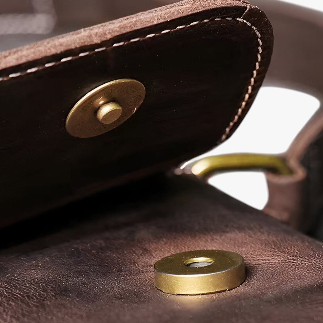 Borsa messenger da lavoro unisex con patta e scomparti interni, perfetta per documenti e laptop sottile.