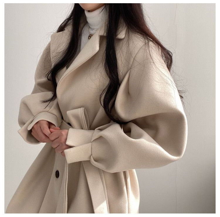 Giacca sartoriale donna midi, ideale per un look elegante e casual chic. Outerwear primaverile versatile.