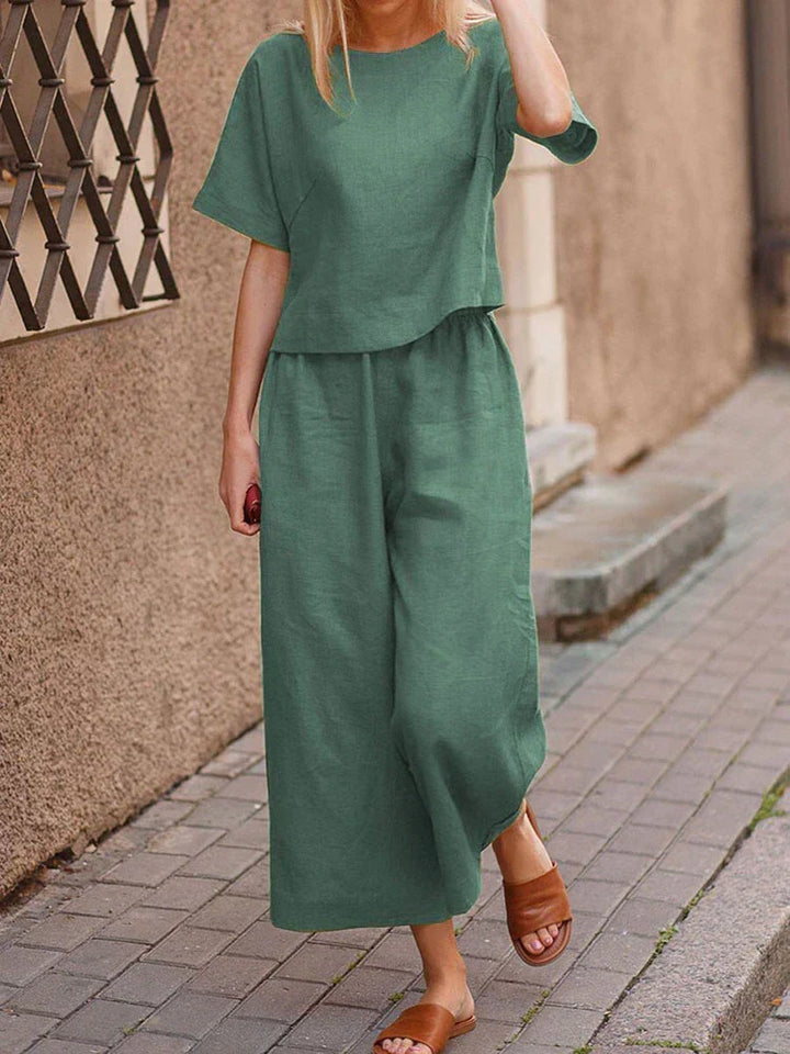 Moda estiva donna: completo due pezzi con elegante maglietta girocollo e pantaloni larghi, per un outfit fresco e stiloso.