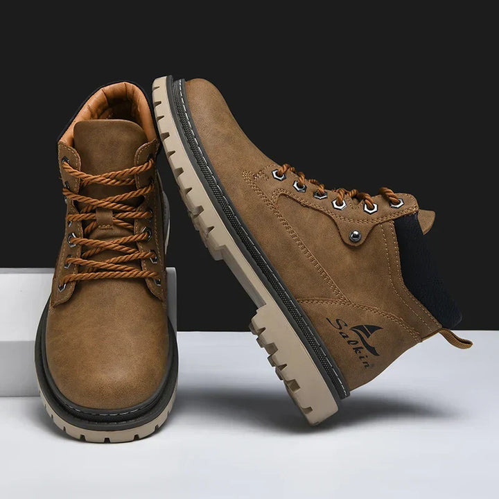 Scarponcini da uomo per outdoor, protezione freddo, con suola antiscivolo e comfort invernale garantito.