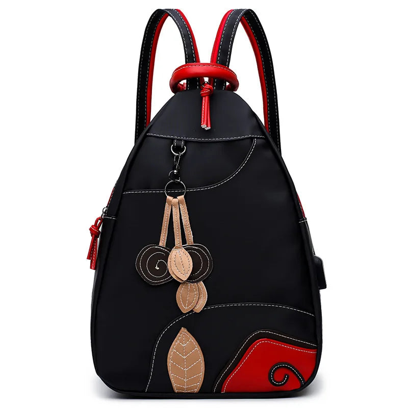 Zaino donna compatto nero, ideale per tutti i giorni. Accessorio elegante e pratico per il lavoro o il tempo libero.