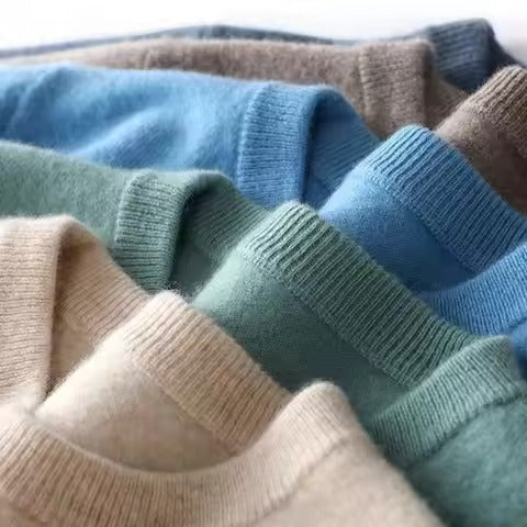 Maglione uomo versatile con scollo rotondo, elegante e caldo. Ideale per look casual o chic, moda uomo contemporanea.