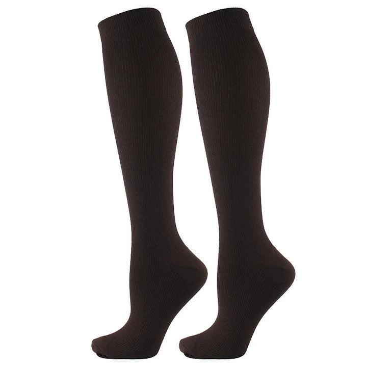 Calze compressive per corsa unisex, ottimizzano le prestazioni e riducono l'affaticamento muscolare.