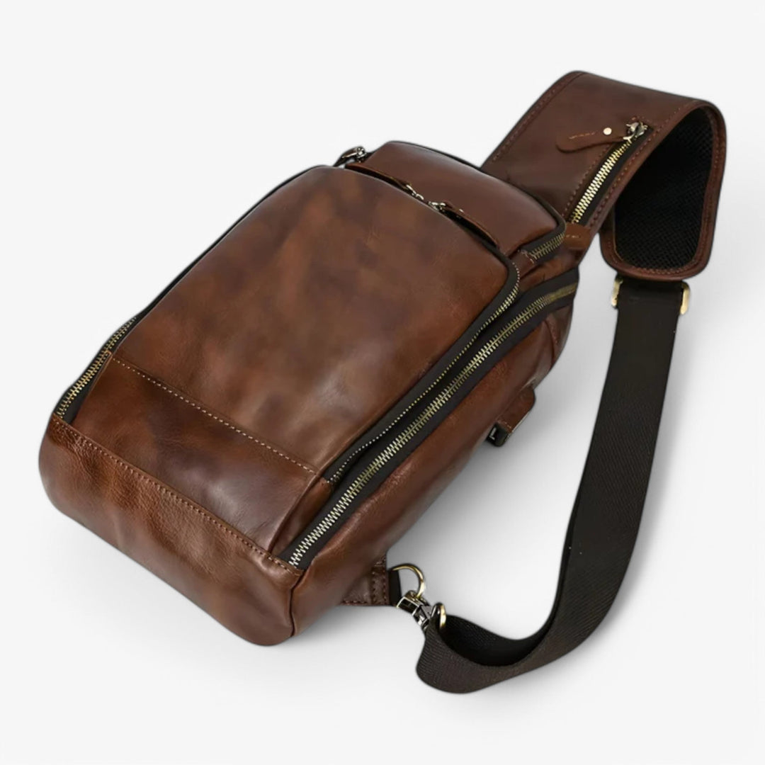 Accessorio uomo pratico e di stile: borsa da petto marrone caffè, perfetta per il quotidiano.