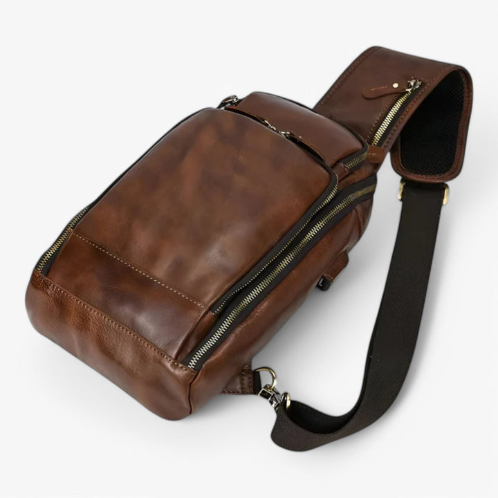 Accessorio uomo pratico e di stile: borsa da petto marrone caffè, perfetta per il quotidiano.