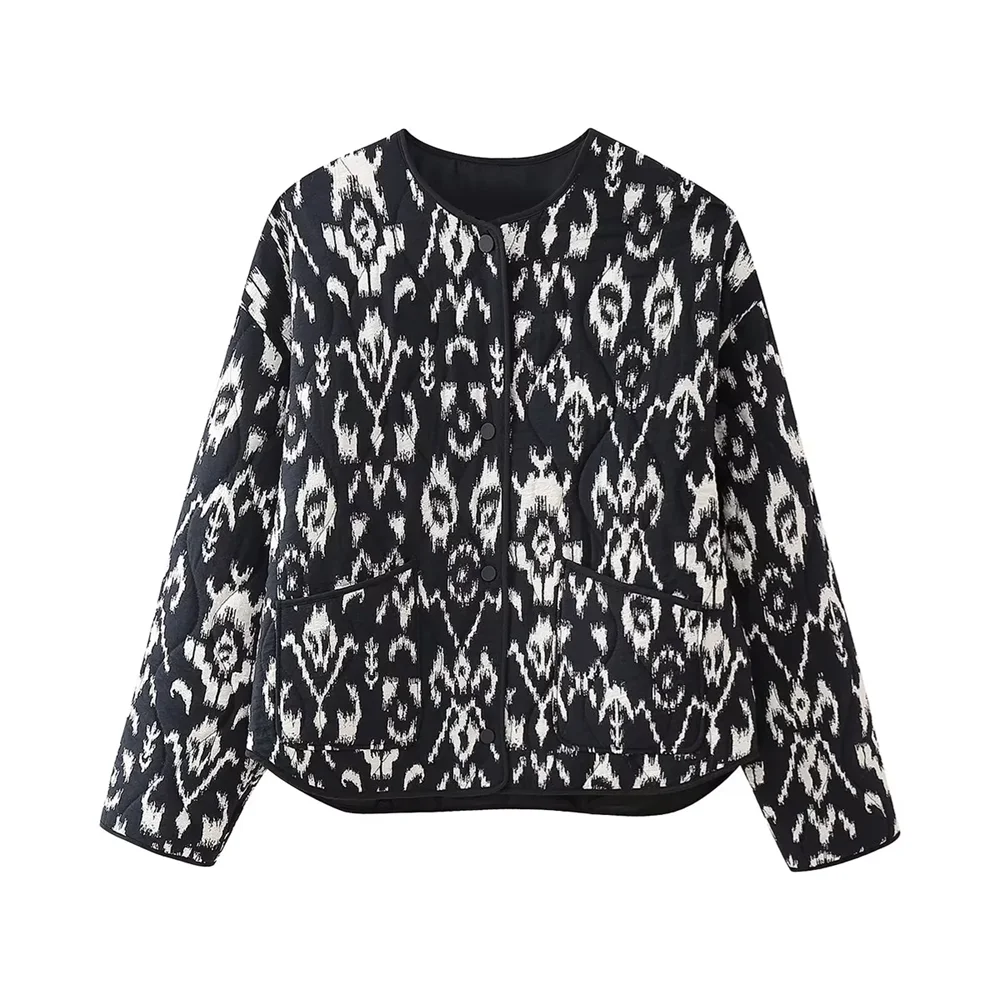 Giacca trapuntata nera corta donna, stile bohémien elegante. Leggera, versatile per outfit casual quotidiani.
