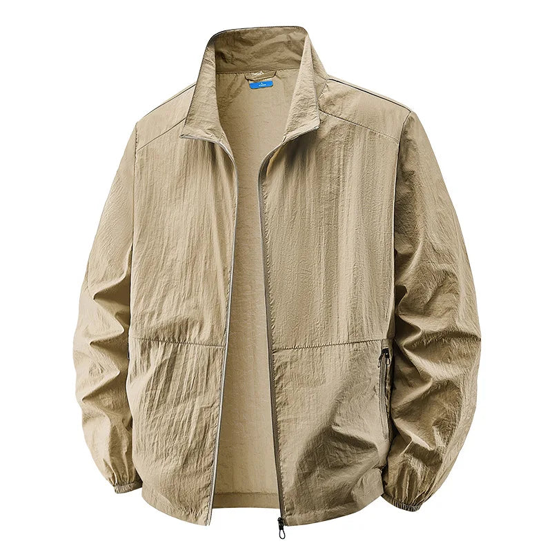 Capospalla uomo versatile, giacca leggera multitasche per mezza stagione, stile urbano e casual, moda maschile.