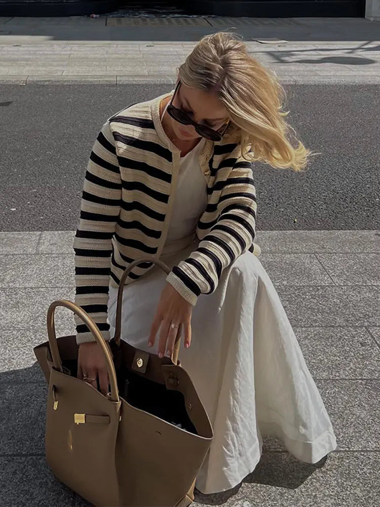 Cardigan donna a righe color block, maglieria con bottoni per un look casual ed elegante. Comfort quotidiano.