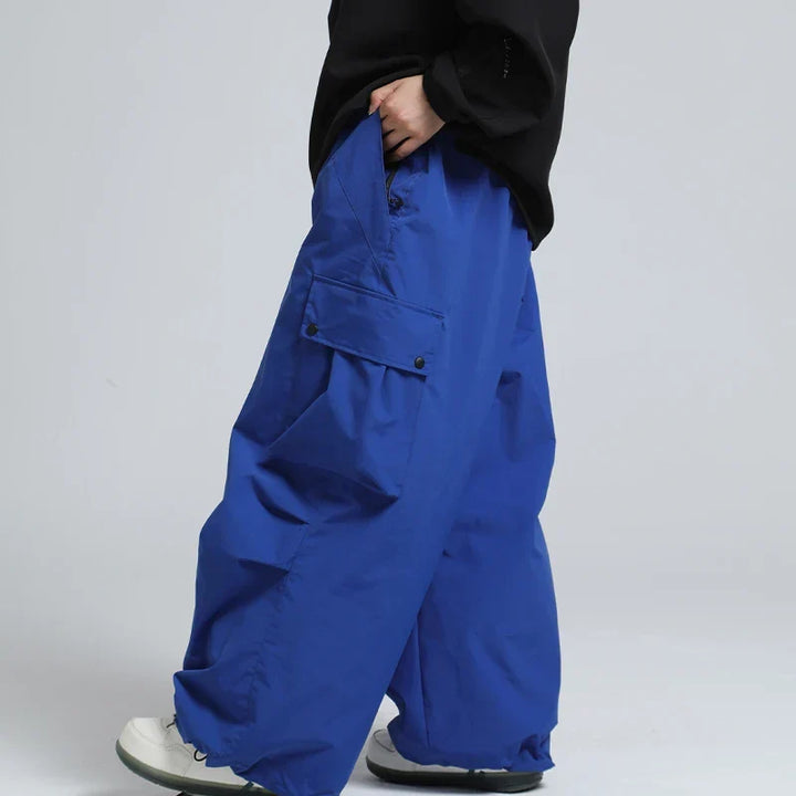 Outfit neve di tendenza: pantaloni sci uomo larghi, resistenti e traspiranti per un look moderno e funzionale.