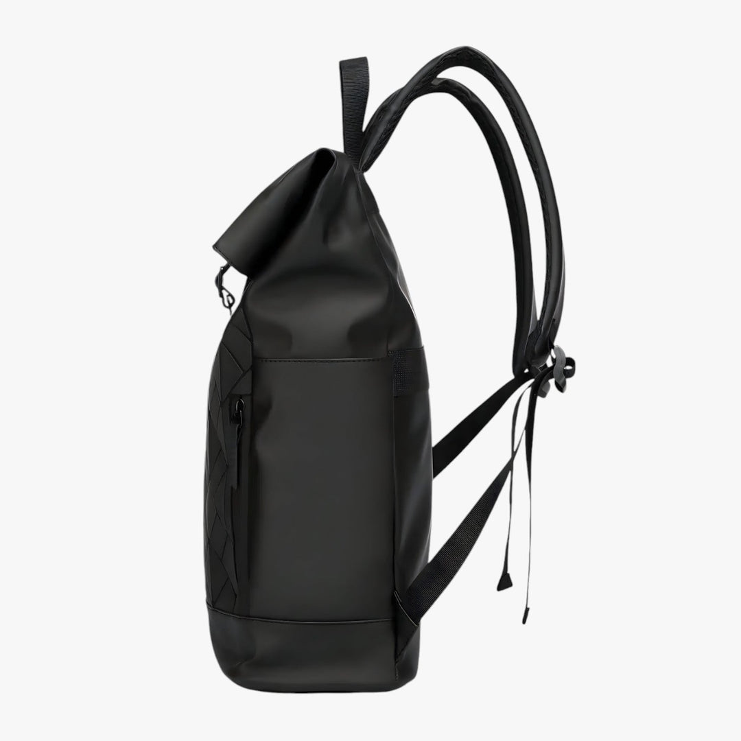 Uomo indossa zaino porta laptop roll top nero moderno in ambiente urbano. Perfetto per lavoro, viaggio e stile quotidiano.