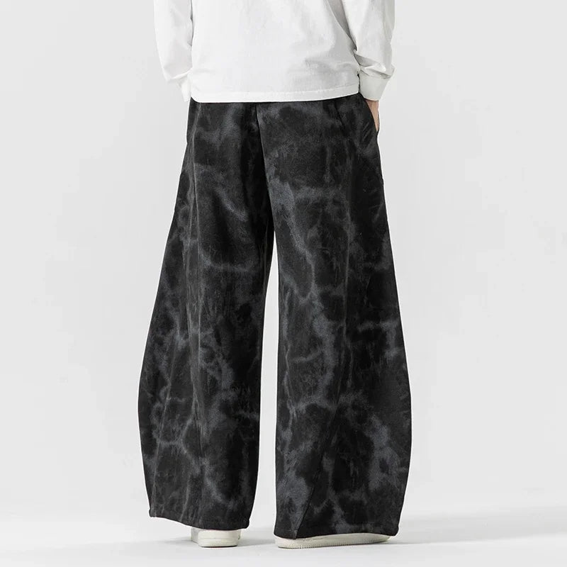 Pantaloni sportivi uomo a gamba larga tie-dye con cordoncino. Perfetti per il tempo libero e look casual di moda.