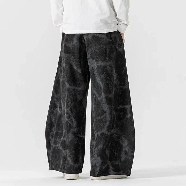 Pantaloni sportivi uomo a gamba larga tie-dye con cordoncino. Perfetti per il tempo libero e look casual di moda.