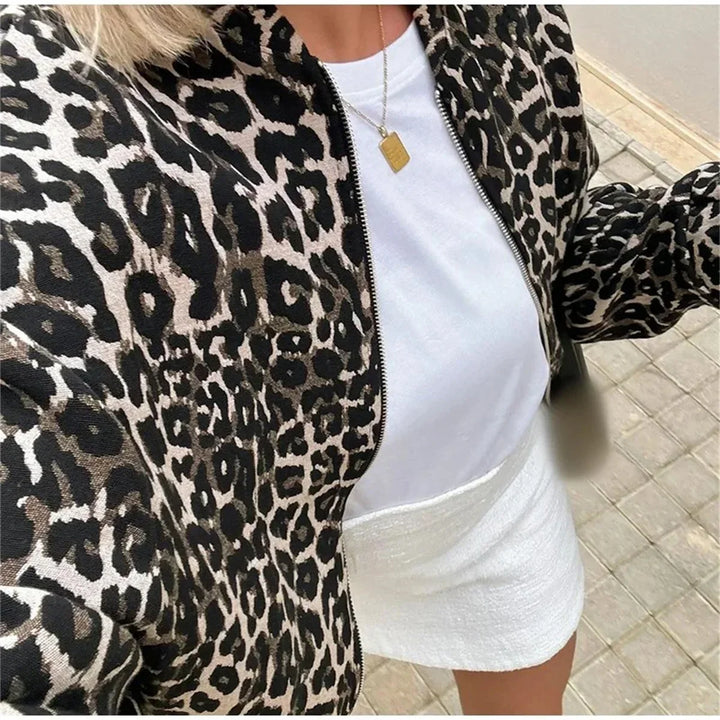 Giubbotto bomber donna elegante, stampa leopardata, per un tocco di moda femminile e tendenza.