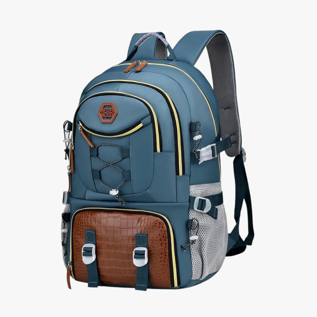 Zaino porta laptop antifurto nero, con tasche nascoste per la sicurezza degli oggetti personali dell'uomo.