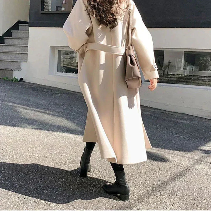 Trench lungo donna beige, capospalla autunnale versatile per outfit ufficio o casual chic. Moda donna.