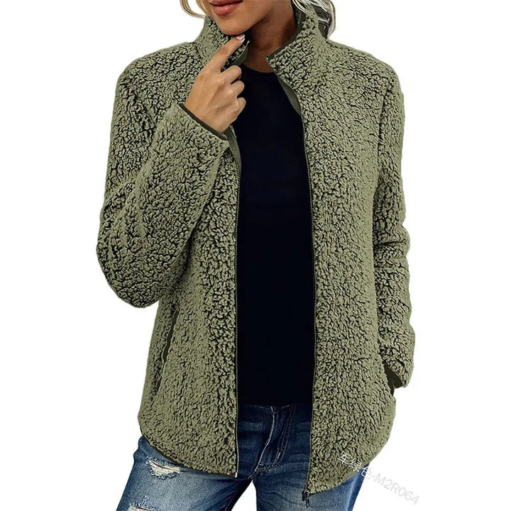 Elegante giacca in pile da donna, perfetta per l'autunno-inverno. Outerwear versatile e confortevole per lei.