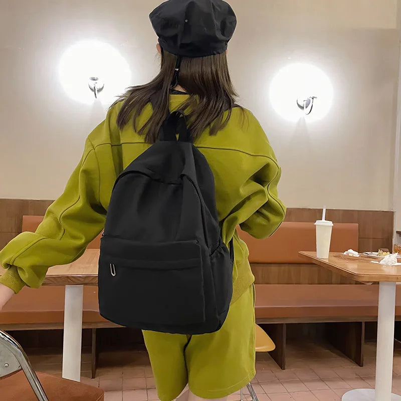 Zaino casual da donna in nylon impermeabile, capiente per scuola, università e viaggi.