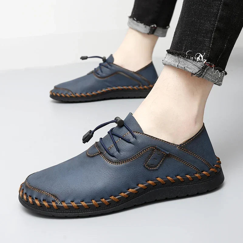 Scarpe formali da uomo con lacci regolabili e finiture cucite, adatte per business, ufficio e cerimonia.