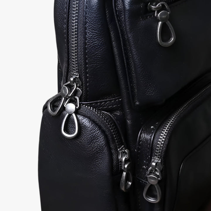 Elegante zaino nero donna convertibile in borsa, moderno e chic. Perfetto per completare il tuo look.