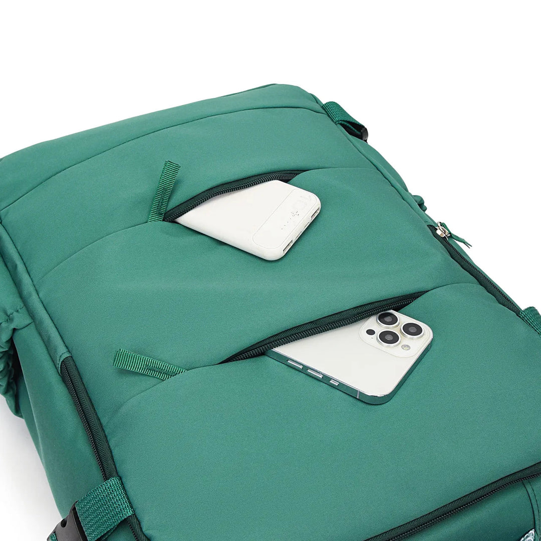 Zaino verde in nylon, capiente e resistente, ideale come cartella per la scuola o borsa da viaggio.