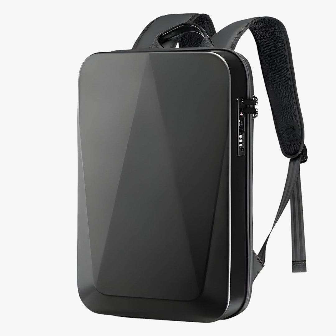 Zaino porta laptop rigido nero indossato da uomo, pratico per l'ambiente urbano e il viaggio.