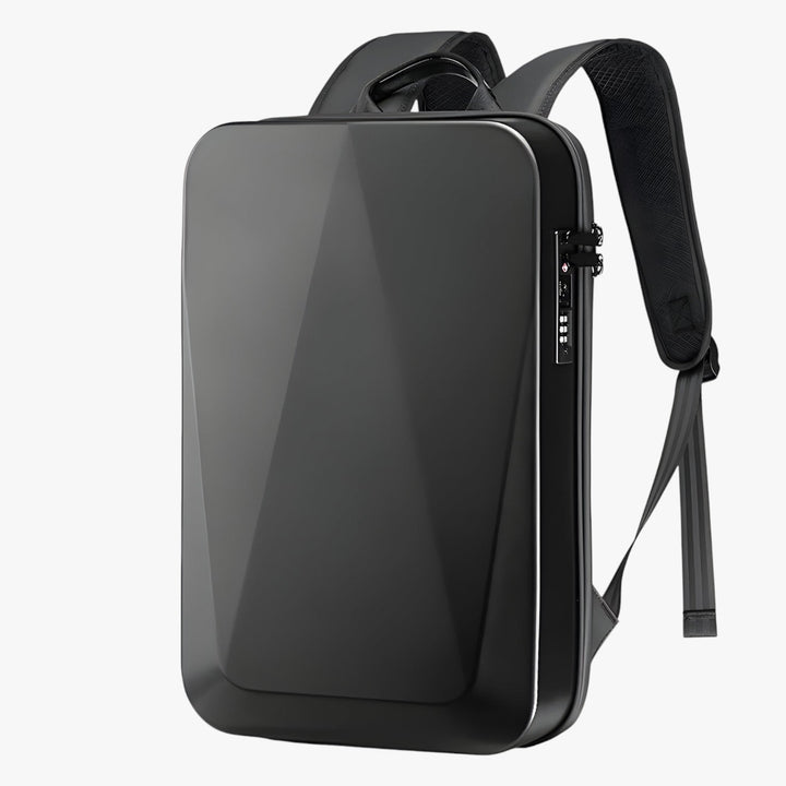 Zaino porta laptop rigido nero indossato da uomo, pratico per l'ambiente urbano e il viaggio.