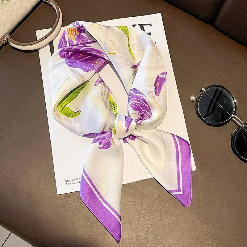 Sciarpa chic per donna, raso lucido, stampa elegante, accessorio versatile.