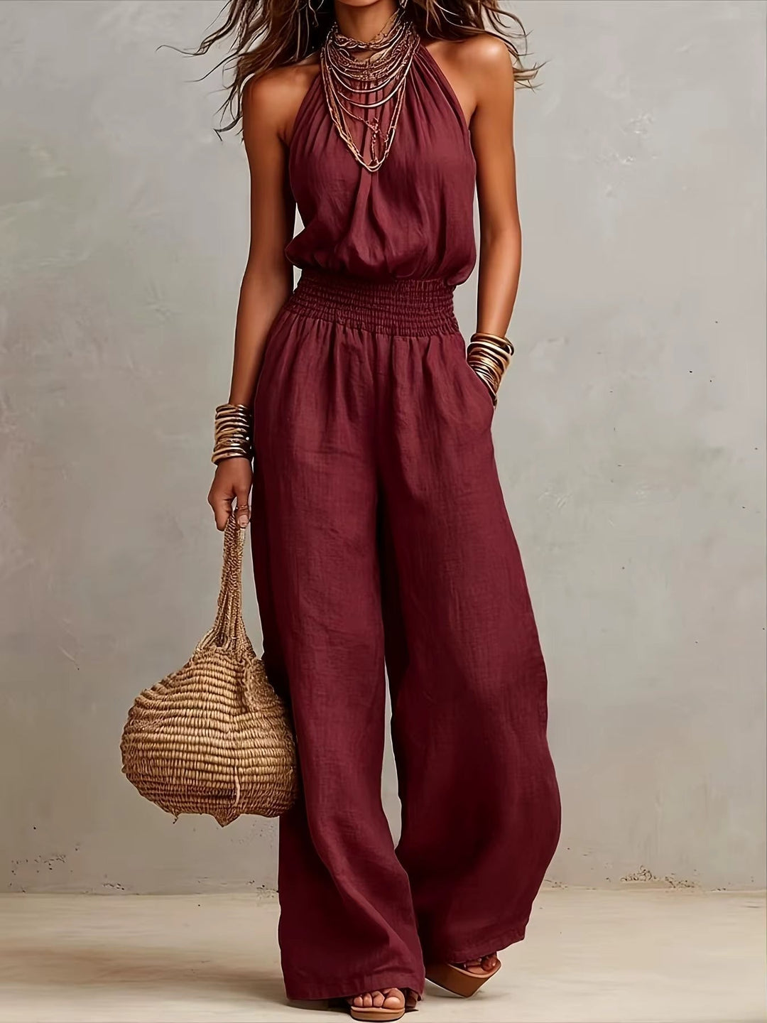 Tuta da donna chic con design scollo halter e gamba larga, perfetta per un outfit estivo femminile.