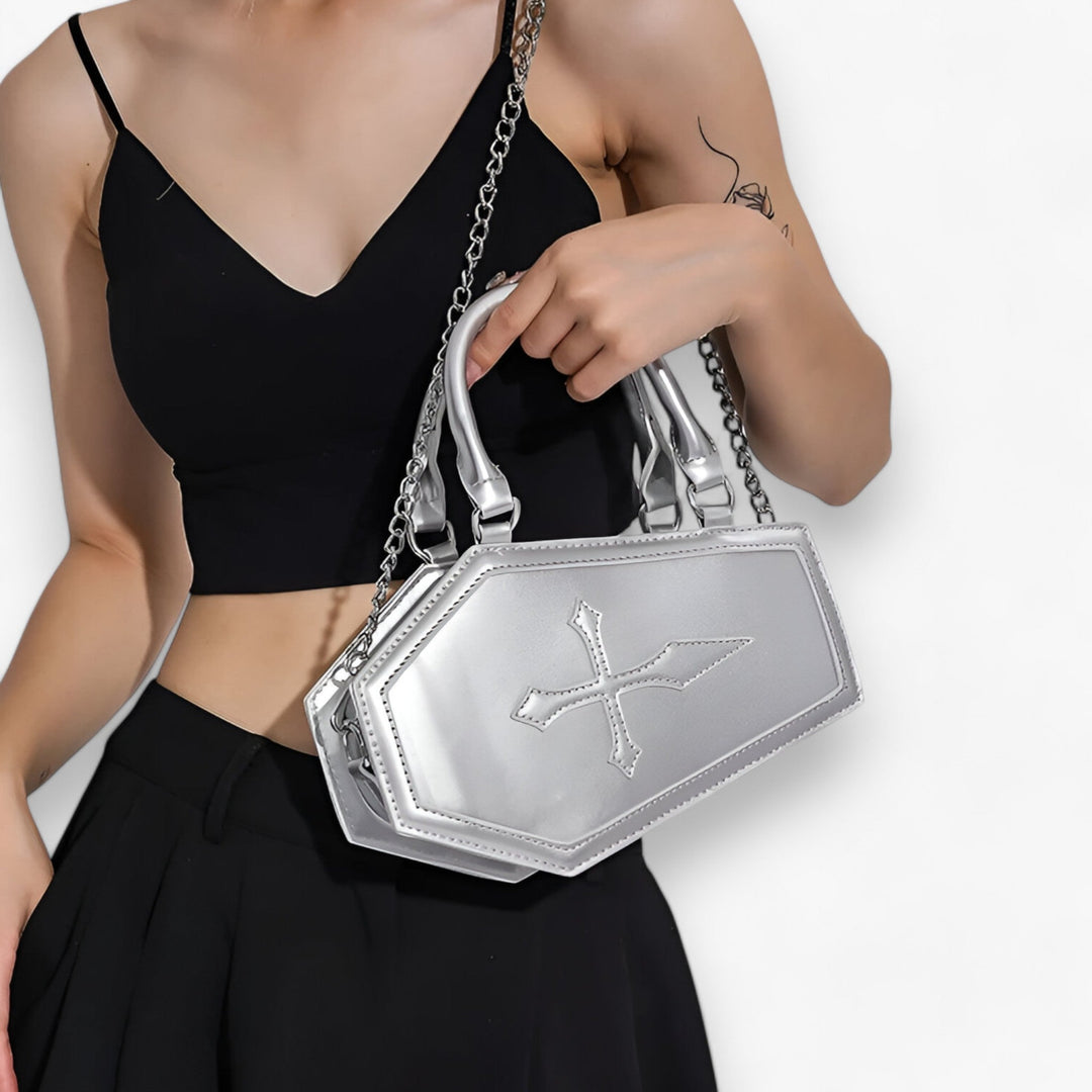 Borsa a mano donna elegante con catena geometrica dorata, ideale per eventi serali o look sofisticati.
