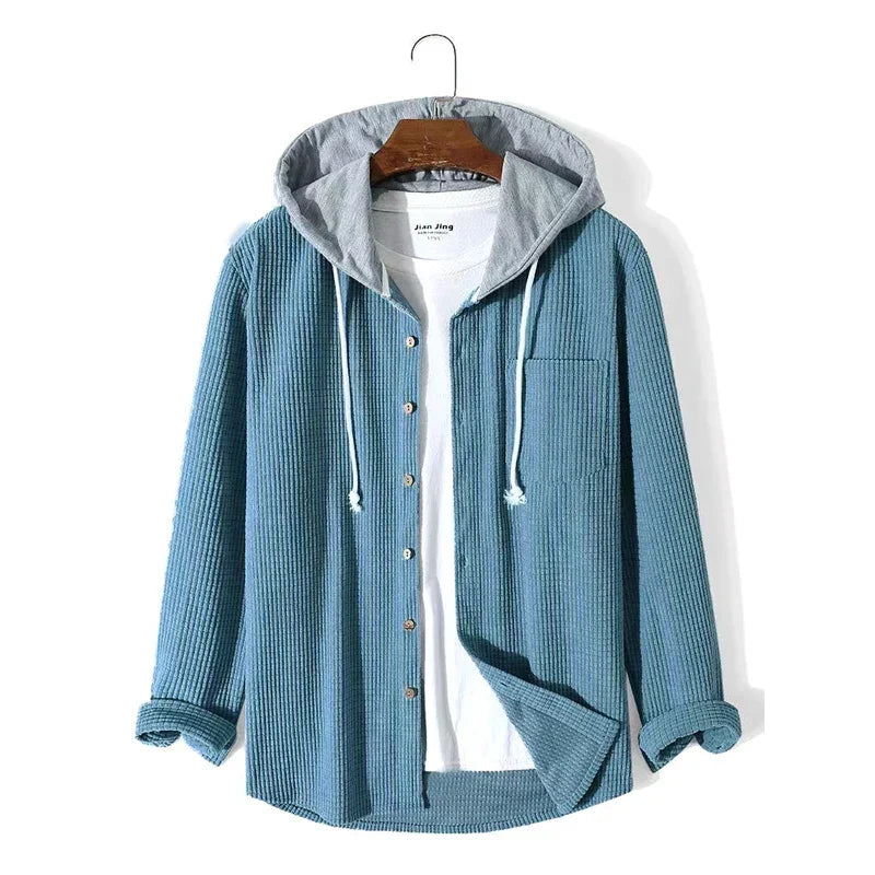 Giacca uomo moderna con cappuccio, ideale per lo stile urbano casual. Abbigliamento maschile primaverile/autunnale.