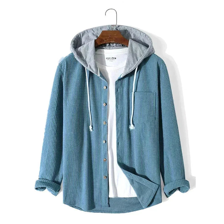 Giacca uomo moderna con cappuccio, ideale per lo stile urbano casual. Abbigliamento maschile primaverile/autunnale.