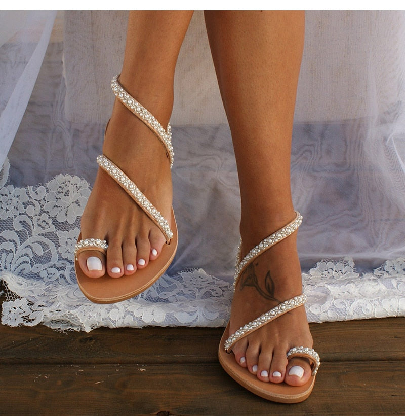 Sandali donna beige minimalisti con cinturino regolabile, calzature comode ed eleganti per l'estate.