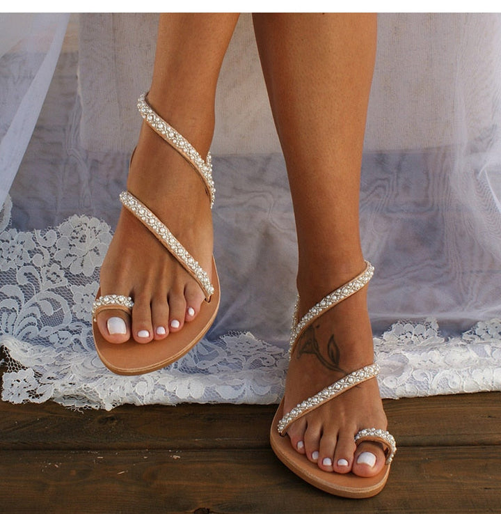 Sandali donna beige minimalisti con cinturino regolabile, calzature comode ed eleganti per l'estate.