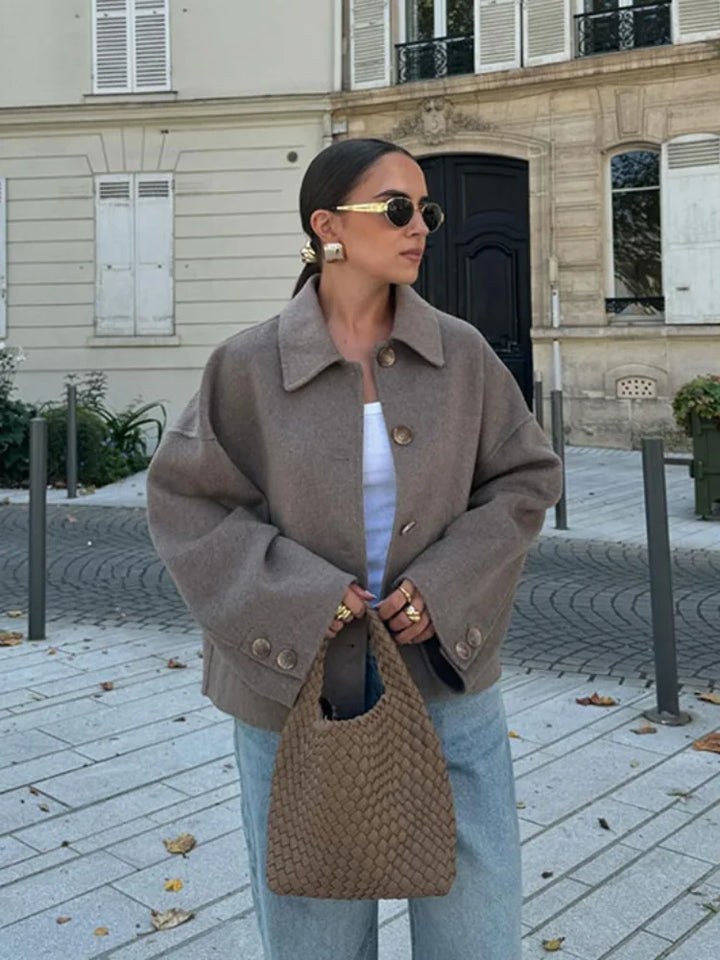 Giacca oversize da donna taupe con bottoni decorativi. Stile casual ed elegante per outfit quotidiani.