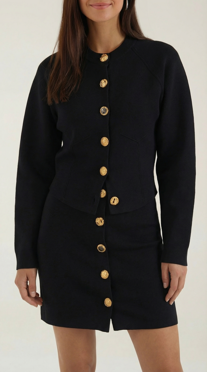 Cardigan e top coordinato donna, con raffinati bottoni gioiello. Ideale per un look autunnale ed elegante.