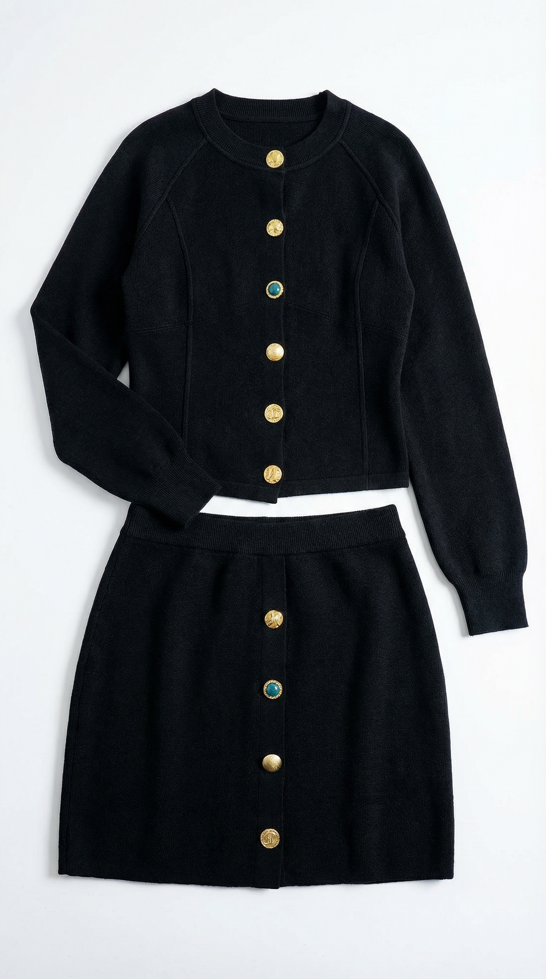 Elegante set cardigan donna con bottoni gioiello brillanti. Completo perfetto per la moda autunnale e invernale.