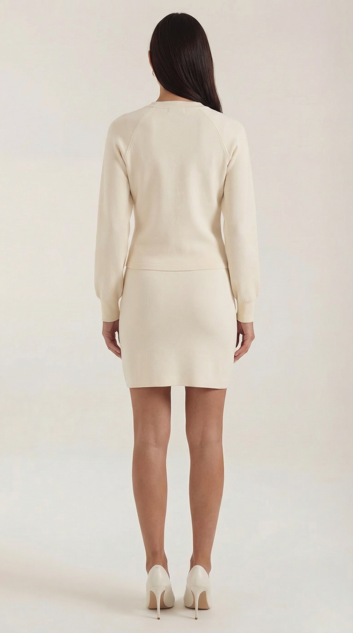 Set cardigan donna confortevole e alla moda, con bottoni gioiello, ideale per un outfit autunnale elegante.