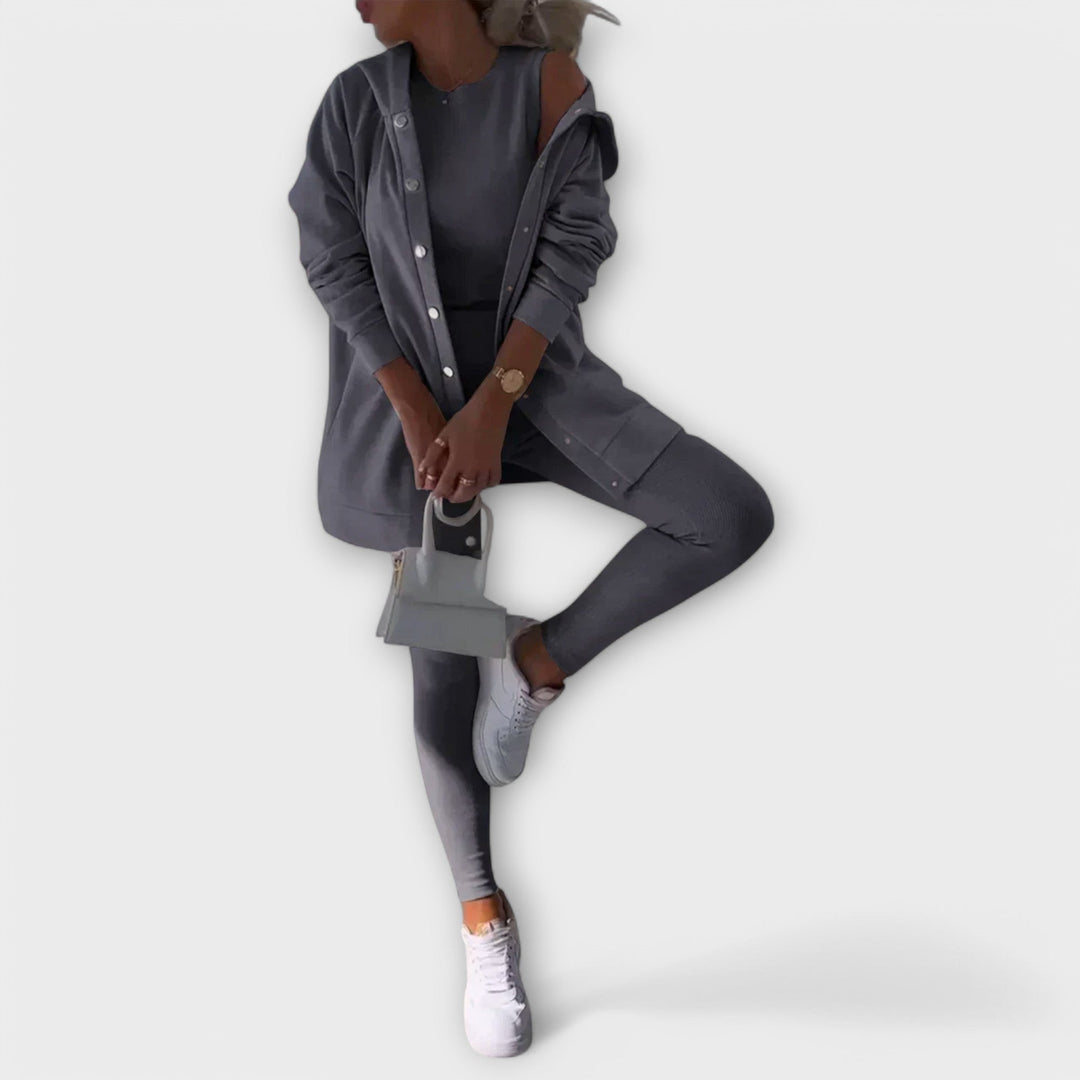 Modella indossa set cardigan donna 3 pezzi: top, leggings, cardigan. Coordinato versatile per stile casual/elegante.