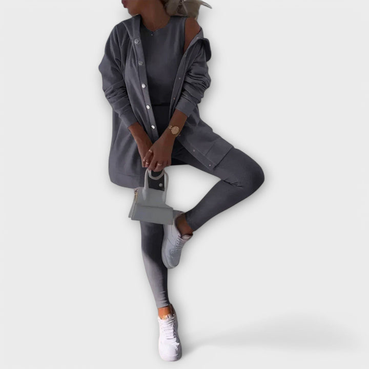 Modella indossa set cardigan donna 3 pezzi: top, leggings, cardigan. Coordinato versatile per stile casual/elegante.