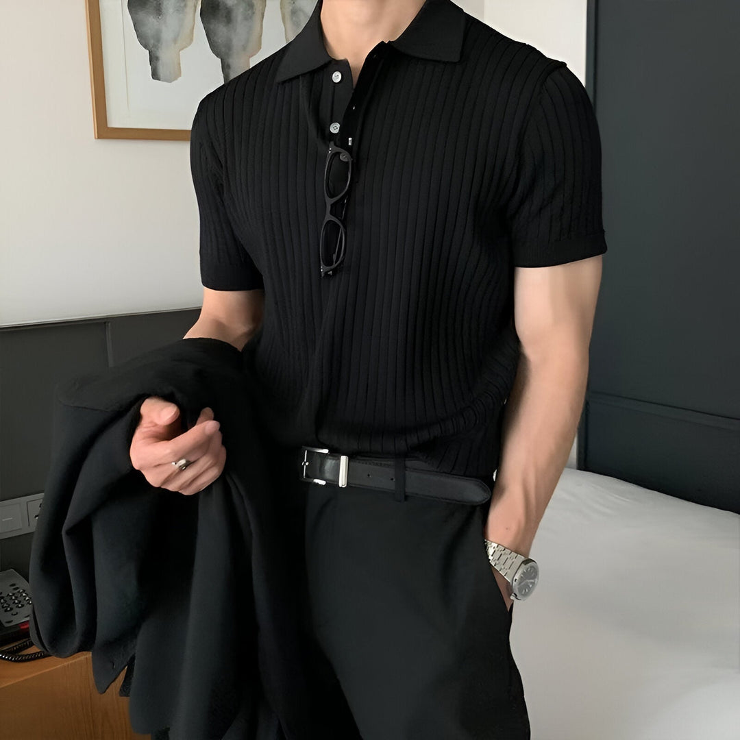 Completo casual uomo due pezzi nero. Polo in cotone e pantaloni comodi, ideale per un look coordinato rilassato.